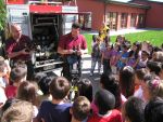 Esercitazione Evacuazione Per Incendio in Una Scuola - I Vigili Del Fuoco Descrivono Ai Bambini Gli Strumenti Usati Nell'esercitazione.